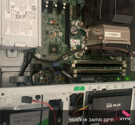 מחשב פתוח עם לוח אם, כונני SSD וחיבורים פנימיים